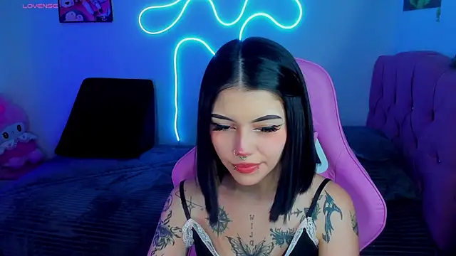 Snapshot of adri_tom44 chatting on December 4, 2:47 am adri tom44 online show from December 4, 2:47 am