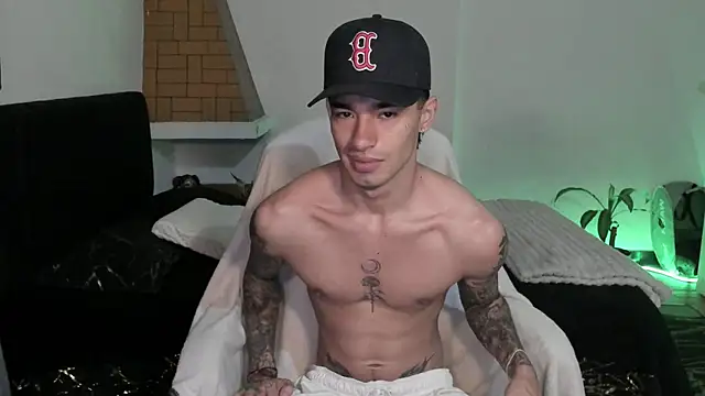 Snapshot of Damon__333 chatting on July 22, 12:23 am Damon 333 online show from July 22, 12:23 am