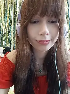 Snapshot of SashaGrinch chatting on April 5, 10:11 am SashaGrinch online show from April 5, 10:11 am