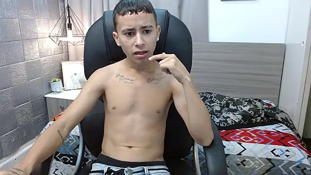 Snapshot of Xavii18 chatting on February 15, 1:05 pm Xavii18 online show from February 15, 1:05 pm