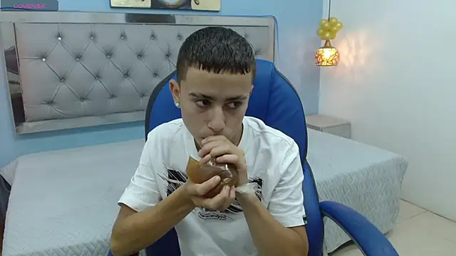 Snapshot of Xavii18 chatting on February 12, 12:44 pm Xavii18 online show from February 12, 12:44 pm