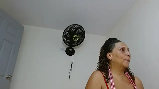 EvaMills1 online show from December 21, 2:08 pm