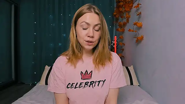 Snapshot of InsatiableFoxX chatting on October 29, 8:52 pm InsatiableFoxX online show from October 29, 8:52 pm