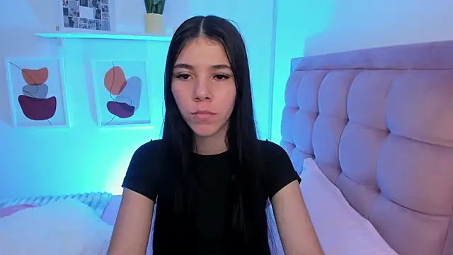 Snapshot of sofi_cute01 chatting on January 13, 3:23 am sofi cute01 online show from January 13, 3:23 am