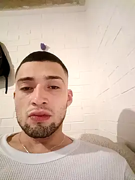 Snapshot of Suggarwhite18CM chatting on December 18, 1:55 am Suggarwhite18CM online show from December 18, 1:55 am