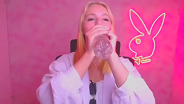Snapshot of Milka_kiss_ chatting on September 16, 5:52 am Milka kiss online show from September 16, 5:52 am