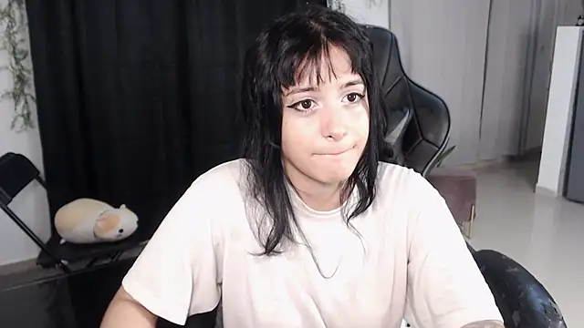 Snapshot of liz-beths chatting on February 3, 2:21 am liz-beths online show from February 3, 2:21 am