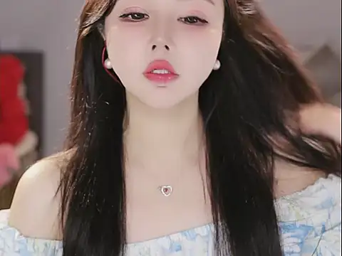 Qiaoqiao  online show from December 18, 9:25 am