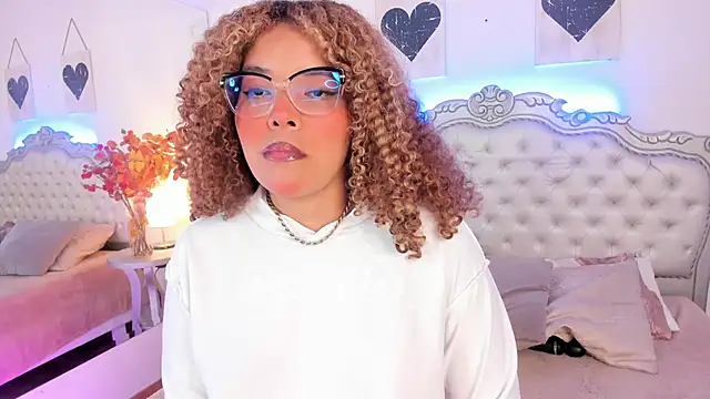 Snapshot of NiaColusi chatting on November 17, 6:56 pm NiaColusi online show from November 17, 6:56 pm