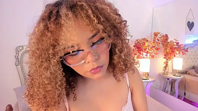 Snapshot of NiaColusi chatting on October 2, 8:12 pm NiaColusi online show from October 2, 8:12 pm