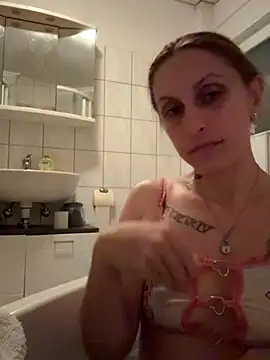 Snapshot of joie_20 chatting on November 5, 9:40 pm joie 20 online show from November 5, 9:40 pm