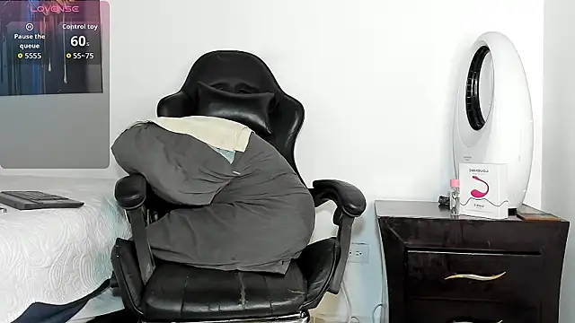 tizziano castillo  online show from March 7, 6:24 pm