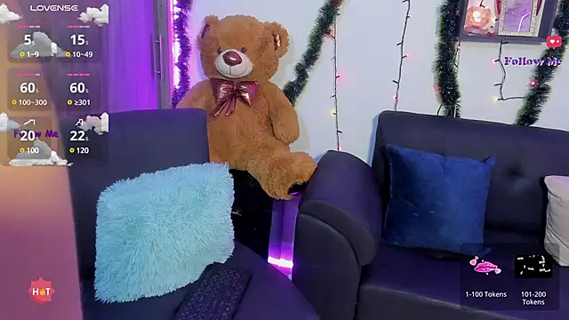 Snapshot of tiny_violet chatting on December 5, 10:17 pm tiny violet online show from December 5, 10:17 pm