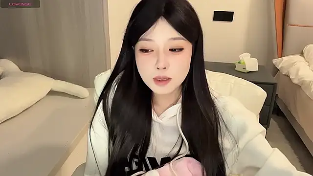 Snapshot of Q-ing chatting on January 1, 7:43 pm Q-ing online show from January 1, 7:43 pm