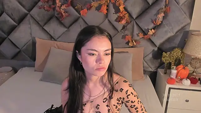 Luisa0110 online show from October 31, 9:00 pm