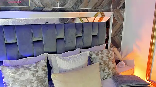 Snapshot of TaniaSmith1 chatting on December 15, 11:42 pm TaniaSmith1 online show from December 15, 11:42 pm