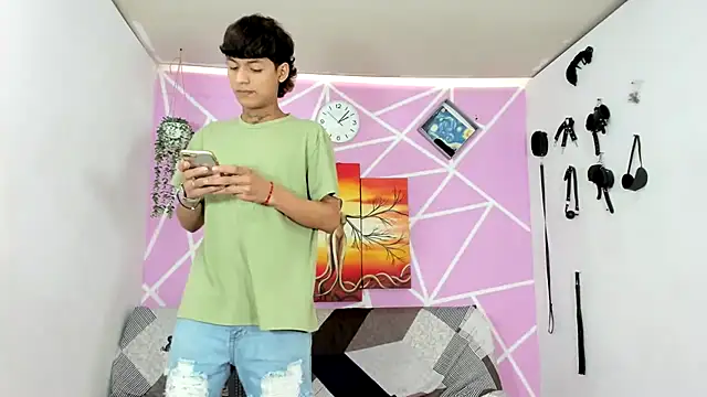 Fresahot2005 online show from February 3, 7:10 pm