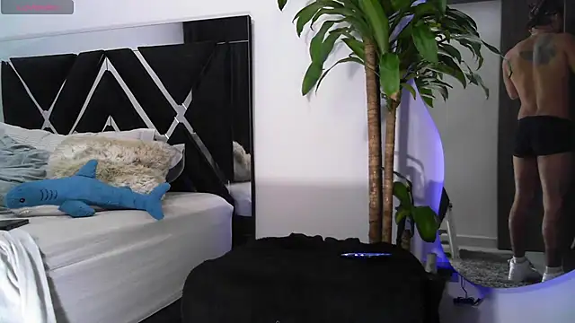 Snapshot of LeooBigBoy chatting on February 21, 4:18 am LeooBigBoy online show from February 21, 4:18 am