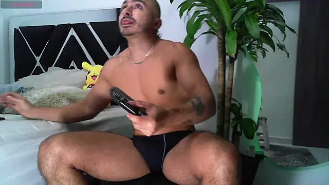 Snapshot of LeooBigBoy chatting on February 27, 4:24 am LeooBigBoy online show from February 27, 4:24 am