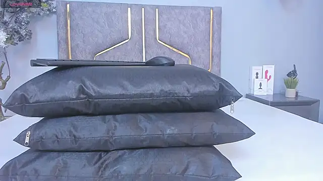 Maddyjohnsonn online show from December 6, 3:57 am