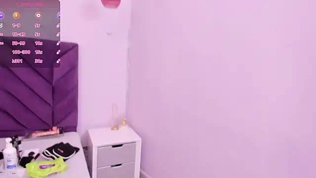 Maddyjohnsonn online show from December 12, 3:43 am