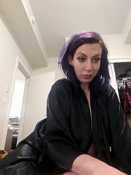 Snapshot of erinSmiles chatting on October 29, 12:59 pm erinSmiles online show from October 29, 12:59 pm