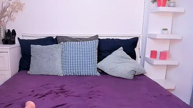 Snapshot of KristalWilder chatting on December 27, 2:47 am KristalWilder online show from December 27, 2:47 am