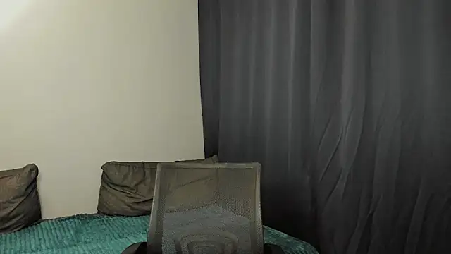 Snapshot of Pinku_kitsune chatting on February 16, 9:49 pm Pinku kitsune online show from February 16, 9:49 pm