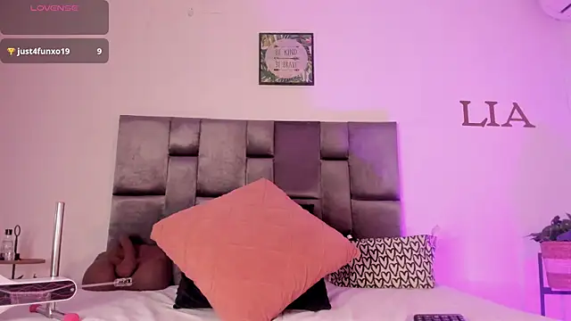 Lia johnsonn online show from March 20, 11:44 am