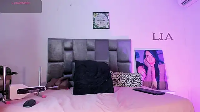 Lia johnsonn online show from April 16, 11:33 am