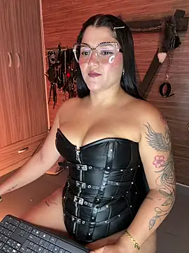 Snapshot of yey_bdsm chatting on April 24, 5:04 pm yey bdsm online show from April 24, 5:04 pm