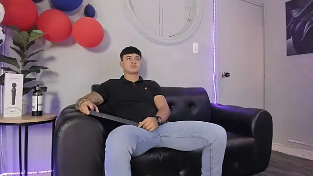 Snapshot of Cristopher_strong chatting on June 19, 12:00 pm Cristopher strong online show from June 19, 12:00 pm