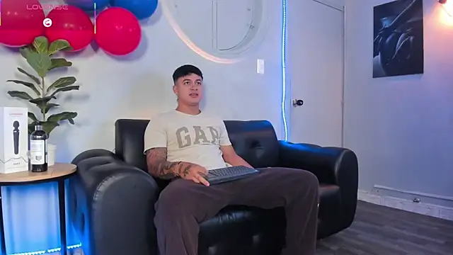 Snapshot of Cristopher_strong chatting on June 10, 12:17 pm Cristopher strong online show from June 10, 12:17 pm