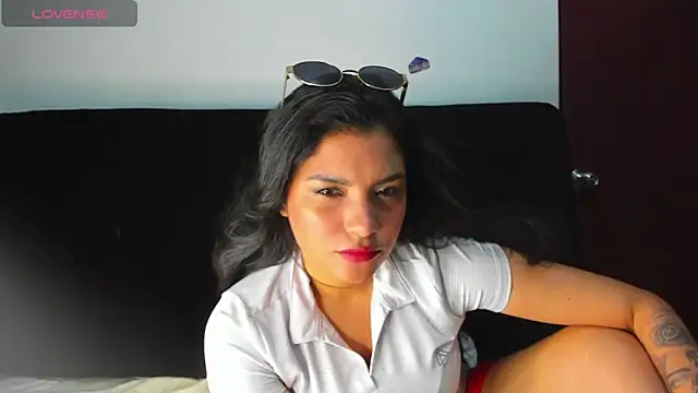 lolaa staars online show from May 13, 9:00 pm