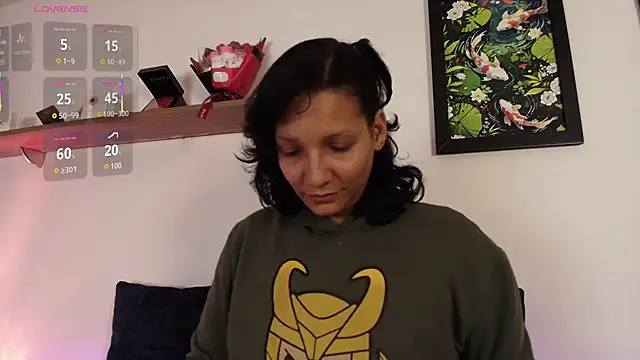 Snapshot of Elliee_ chatting on May 9, 2:42 pm Elliee online show from May 9, 2:42 pm
