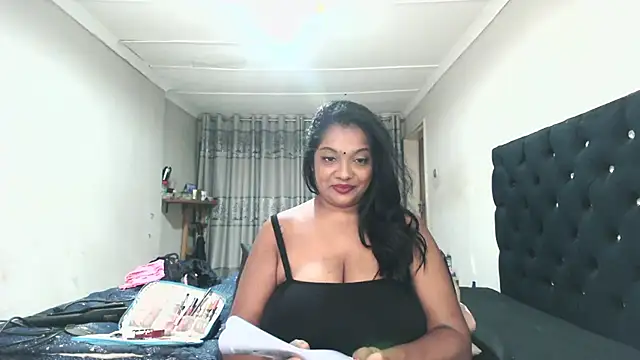 Snapshot of Indianmayaxoxo chatting on June 13, 8:12 am Indianmayaxoxo online show from June 13, 8:12 am