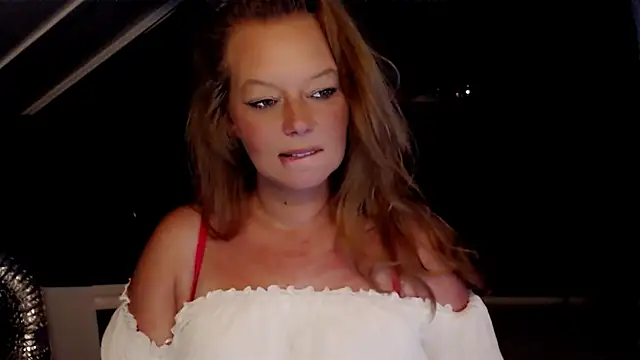 Snapshot of roxanna24 chatting on May 29, 10:49 pm roxanna24 online show from May 29, 10:49 pm