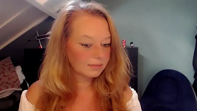 Snapshot of roxanna24 chatting on June 4, 7:07 pm roxanna24 online show from June 4, 7:07 pm