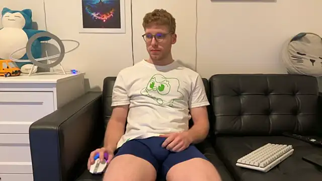 Snapshot of BlueEyedTallGuy94 chatting on December 28, 3:58 am BlueEyedTallGuy94 online show from December 28, 3:58 am