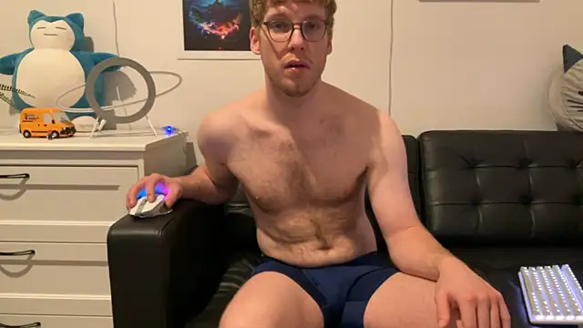 Snapshot of BlueEyedTallGuy94 chatting on December 9, 11:45 pm BlueEyedTallGuy94 online show from December 9, 11:45 pm