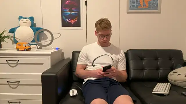 Snapshot of BlueEyedTallGuy94 chatting on December 14, 10:50 pm BlueEyedTallGuy94 online show from December 14, 10:50 pm