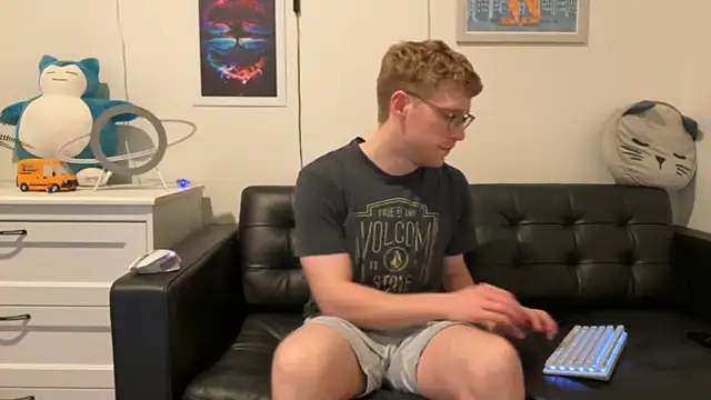 Snapshot of BlueEyedTallGuy94 chatting on December 31, 1:57 am BlueEyedTallGuy94 online show from December 31, 1:57 am