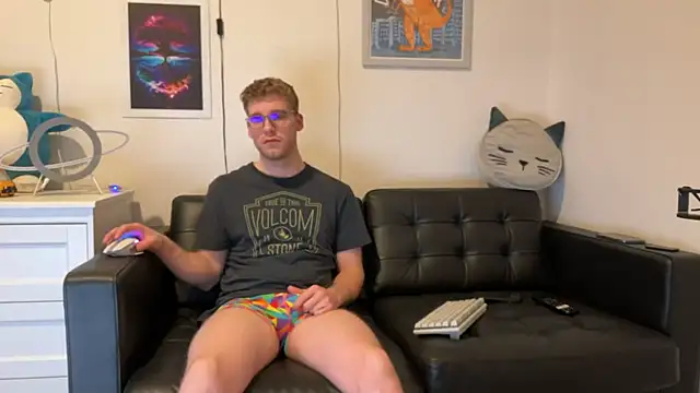 Snapshot of BlueEyedTallGuy94 chatting on December 22, 6:17 am BlueEyedTallGuy94 online show from December 22, 6:17 am