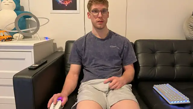 Snapshot of BlueEyedTallGuy94 chatting on January 12, 1:32 am BlueEyedTallGuy94 online show from January 12, 1:32 am