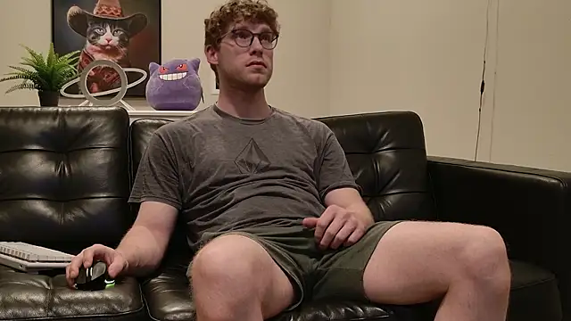 Snapshot of BlueEyedTallGuy94 chatting on October 31, 2:08 am BlueEyedTallGuy94 online show from October 31, 2:08 am