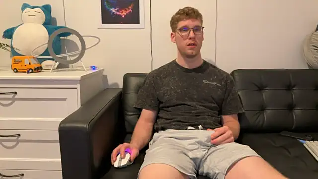 Snapshot of BlueEyedTallGuy94 chatting on December 24, 3:05 am BlueEyedTallGuy94 online show from December 24, 3:05 am