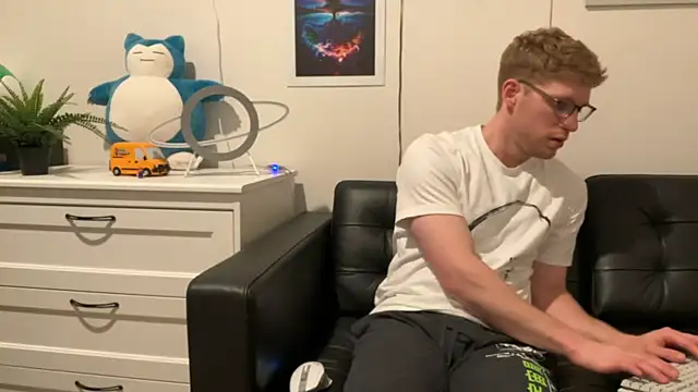 Snapshot of BlueEyedTallGuy94 chatting on December 15, 4:40 am BlueEyedTallGuy94 online show from December 15, 4:40 am