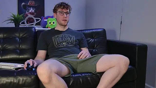 Snapshot of BlueEyedTallGuy94 chatting on October 28, 1:06 am BlueEyedTallGuy94 online show from October 28, 1:06 am