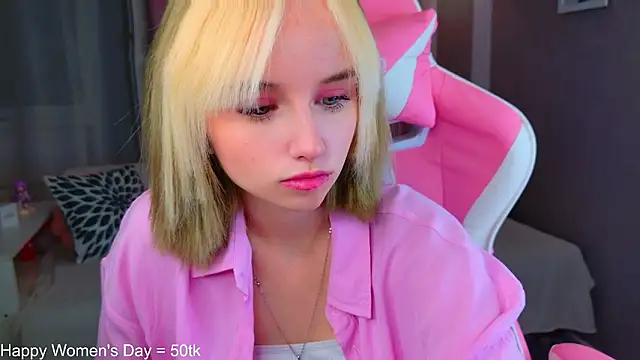 b4by LoL1 online show from March 8, 3:26 pm