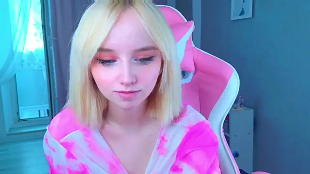 b4by LoL1 online show from April 2, 4:19 am